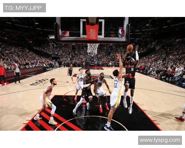 开拓者击败爵士，利拉德挺身而出